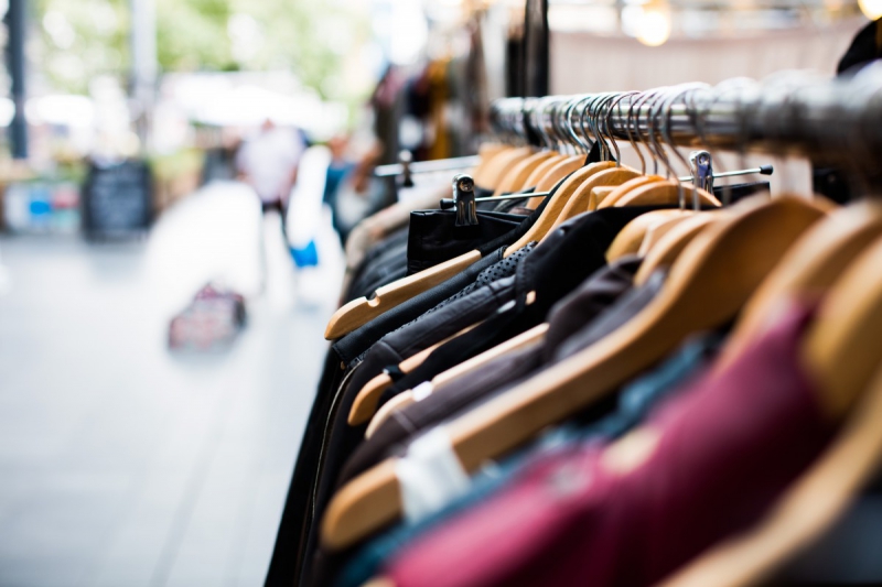 boutique-LE BROC-min_blur_close_up_focus_hanger_jacket_market_people_rack-1176303