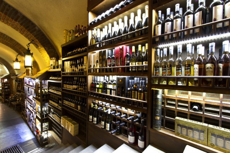 boutique-LE BROC-min_world_street_travel_shop_canon_georgia_wine_bottles-429767